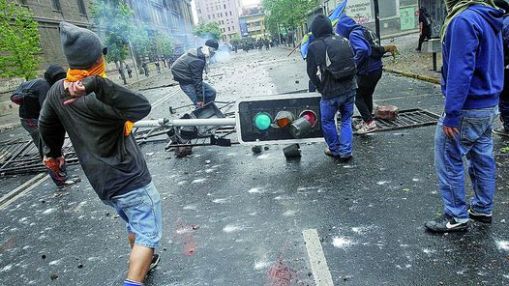 destrozos-manifestantes-enfrentaron-octubre-santiago_claima20111025_0047_4.jpg